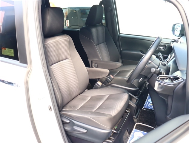 トヨタ ヴォクシー １．８ ハイブリッド ＺＳ 煌ＩＩ R1年 (関東) 99