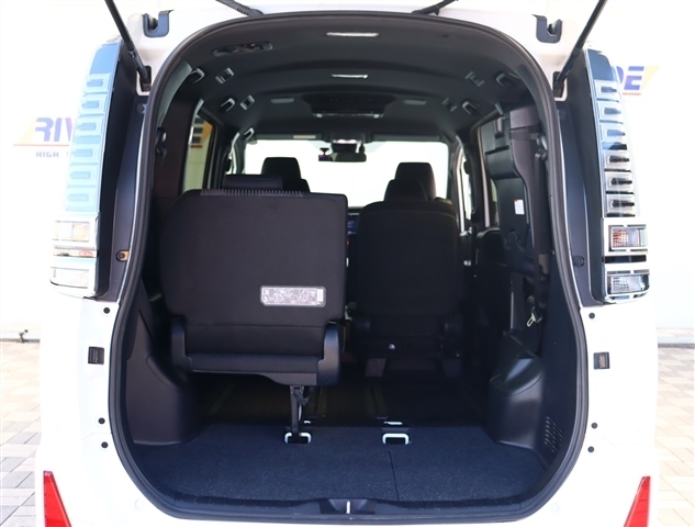 トヨタ ヴォクシー １．８ ハイブリッド ＺＳ 煌ＩＩ R1年 (関東) 99