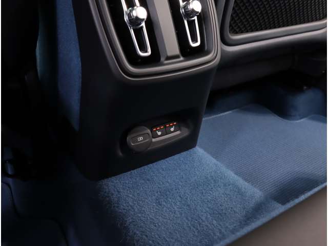 ボルボ Ｃ４０ リチャージ ツイン ４ＷＤ R4年 (近畿) 99