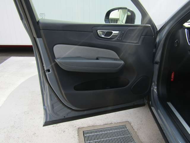 ボルボ ＸＣ６０ Ｂ６ ＡＷＤ Ｒデザイン ４ＷＤ R3年 (関東) 99