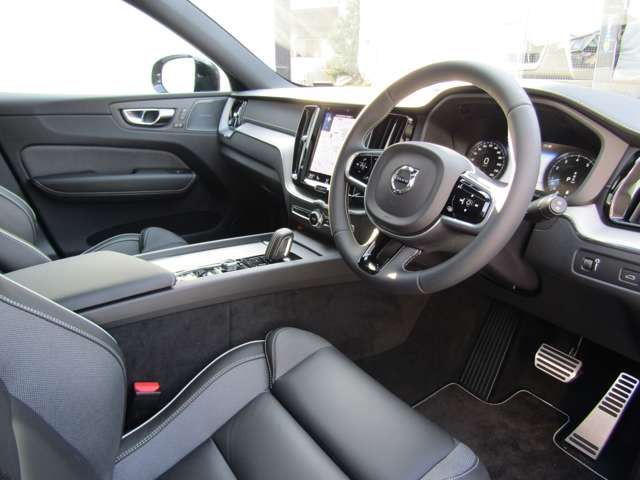 ボルボ ＸＣ６０ Ｂ６ ＡＷＤ Ｒデザイン ４ＷＤ R3年 () 99