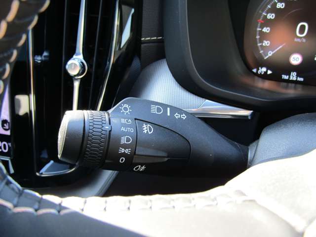 ボルボ ＸＣ６０ Ｂ６ ＡＷＤ Ｒデザイン ４ＷＤ R3年 () 99