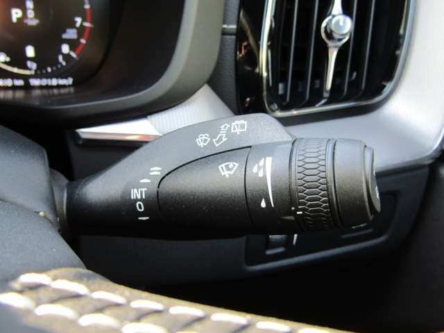 ボルボ ＸＣ６０ Ｂ６ ＡＷＤ Ｒデザイン ４ＷＤ R3年 () 99