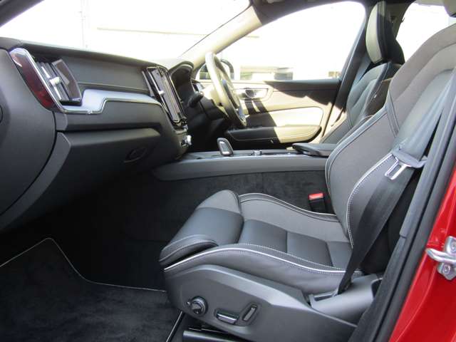 ボルボ ＸＣ６０ Ｂ６ ＡＷＤ Ｒデザイン ４ＷＤ R3年 () 99