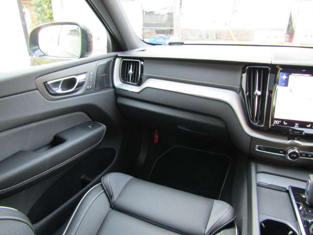 ボルボ ＸＣ６０ Ｂ６ ＡＷＤ Ｒデザイン ４ＷＤ R3年 () 99