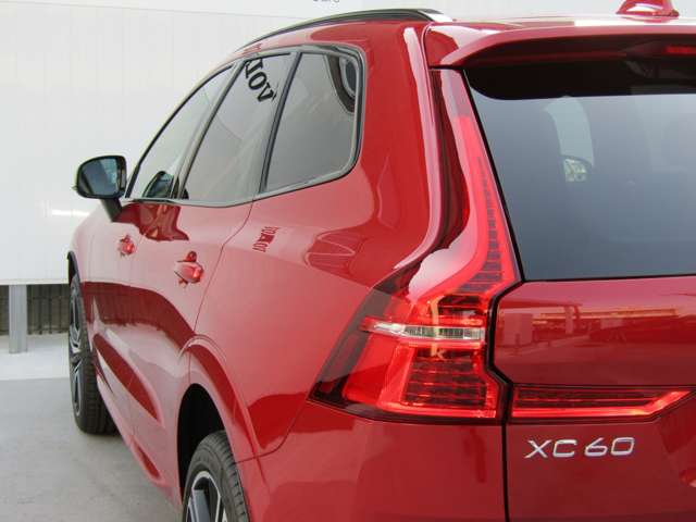 ボルボ ＸＣ６０ Ｂ６ ＡＷＤ Ｒデザイン ４ＷＤ R3年 () 99