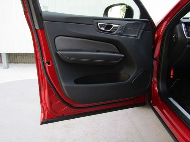 ボルボ ＸＣ６０ Ｂ６ ＡＷＤ Ｒデザイン ４ＷＤ R3年 () 99