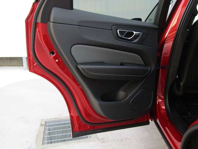 ボルボ ＸＣ６０ Ｂ６ ＡＷＤ Ｒデザイン ４ＷＤ R3年 () 99