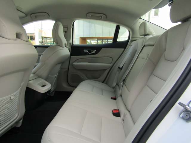 ボルボ Ｓ６０ Ｔ４　モメンタム R2年 (関東) 99