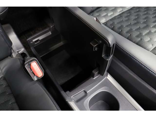 トヨタ ヴォクシー １．８ ハイブリッド Ｓ－Ｚ R5年 (東海) 99