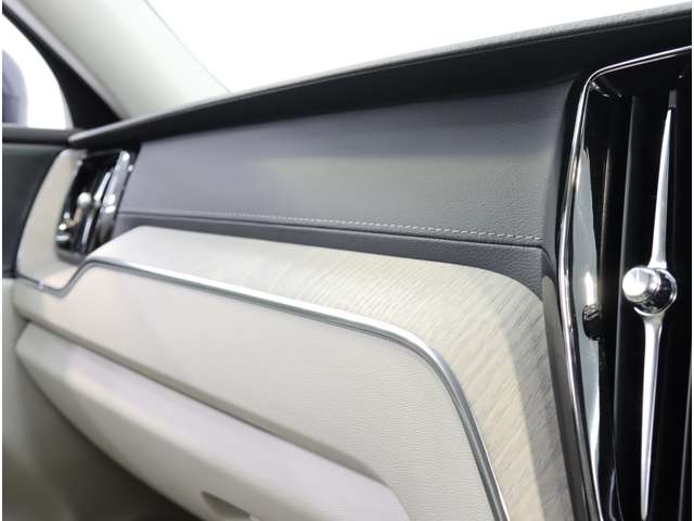 ボルボ ＸＣ６０ Ｄ４ ＡＷＤ インスクリプション ディーゼルターボ ４ＷＤ R1年 (近畿) 99