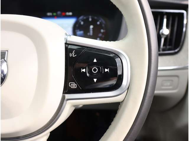 ボルボ ＸＣ６０ Ｄ４ ＡＷＤ インスクリプション ディーゼルターボ ４ＷＤ R1年 (近畿) 99