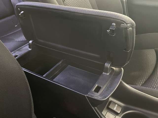 トヨタ プリウス １．８ Ｓ Ｅ－ＦＯＵＲ ４ＷＤ R2年 (北海道) 99