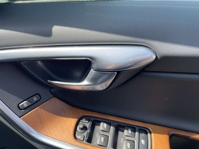 ボルボ ＸＣ６０ Ｔ５ ＡＷＤ クラシック ４ＷＤ H28年 (東北) 99