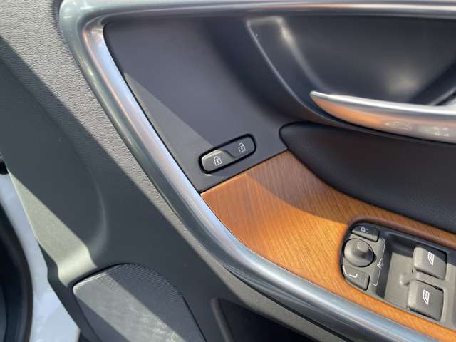 ボルボ ＸＣ６０ Ｔ５ ＡＷＤ クラシック ４ＷＤ H28年 (東北) 99