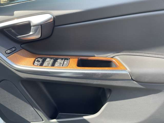 ボルボ ＸＣ６０ Ｔ５ ＡＷＤ クラシック ４ＷＤ H28年 (東北) 99