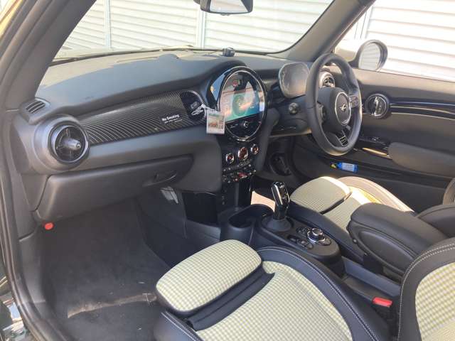 ミニ ミニ クーパー ３ドア レゾリュート エディション ＤＣＴ R5年 (近畿) 99