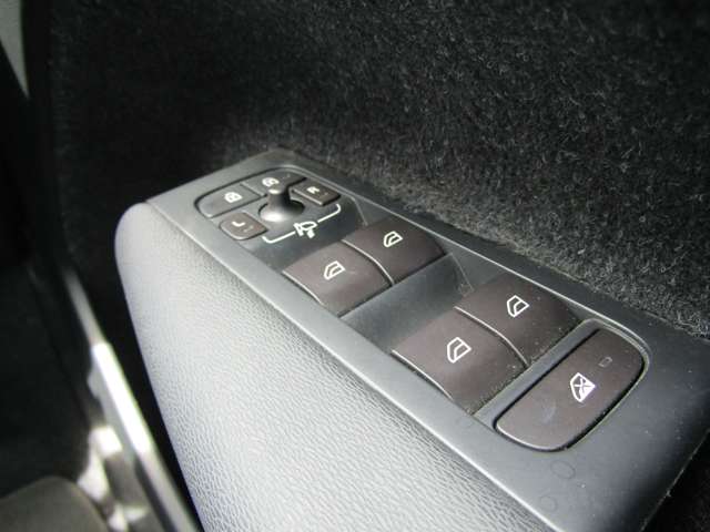 ボルボ ＸＣ４０ Ｔ４ ＡＷＤ インスクリプション ４ＷＤ R1年 (関東) 99