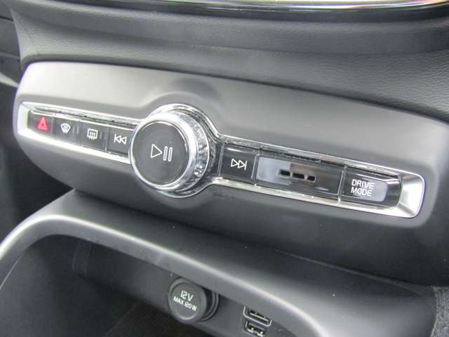 ボルボ ＸＣ４０ Ｔ４ ＡＷＤ インスクリプション ４ＷＤ R1年 (関東) 99