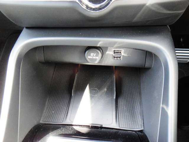 ボルボ ＸＣ４０ Ｂ４ ＡＷＤ Ｒデザイン ４ＷＤ R3年 (東北) 99