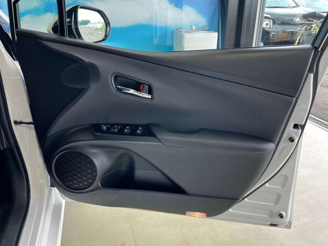 トヨタ プリウスＰＨＶ １．８ Ａ レザーパッケージ H29年 (東北) 99