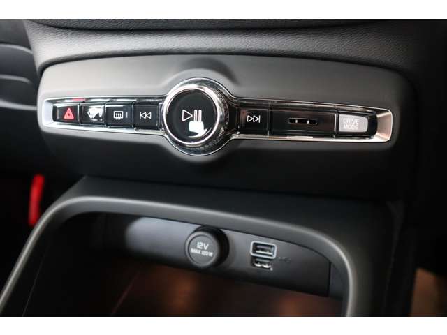 ボルボ ＸＣ４０ Ｂ４ ＡＷＤ モメンタム ４ＷＤ R4年 (近畿) 99