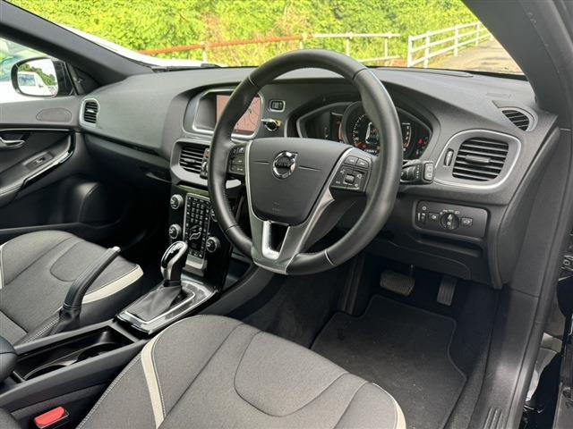 ボルボ Ｖ４０クロスカントリー Ｄ４ ダイナミック エディション ディーゼルターボ R1年 (東北) 99