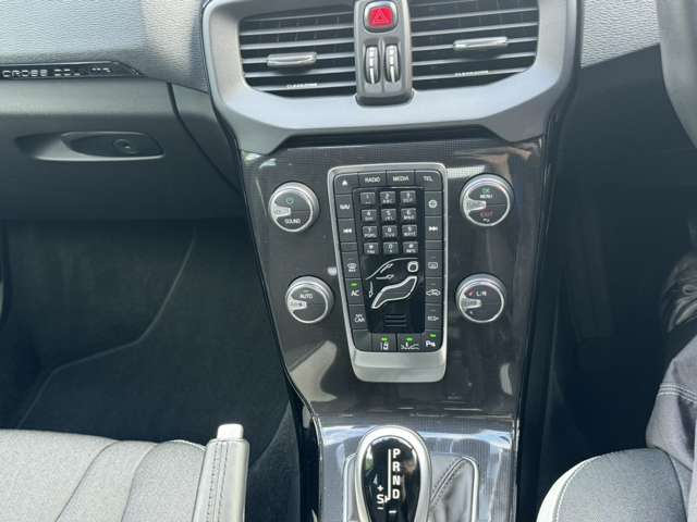 ボルボ Ｖ４０クロスカントリー Ｄ４ ダイナミック エディション ディーゼルターボ R1年 (東北) 99