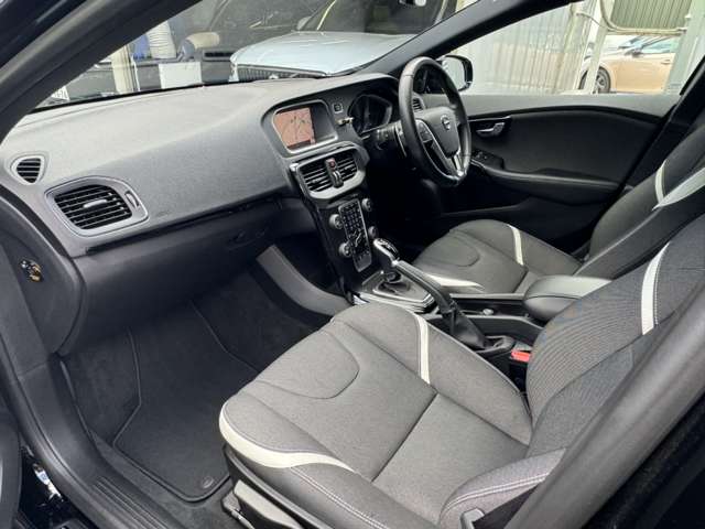 ボルボ Ｖ４０クロスカントリー Ｄ４ ダイナミック エディション ディーゼルターボ R1年 (東北) 99