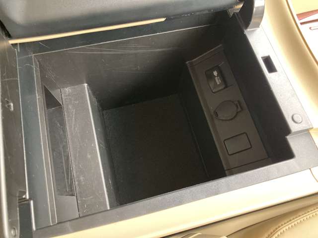 トヨタ ヴェルファイア　ハイブリッド ハイブリッド ２．５ Ｖ Ｅ－ＦＯＵＲ ４ＷＤ H28年 (東北) 99