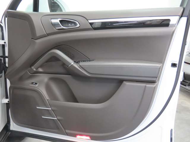 ポルシェ カイエン Ｓ Ｅ－ハイブリッド ティプトロニックＳ ４ＷＤ H27年 (関東) 99