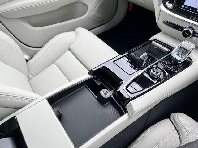 ボルボ Ｖ６０ リチャージ アルティメット Ｔ６ ＡＷＤ プラグイン ハイブリッド ４ＷＤ R6年 (東北) 99