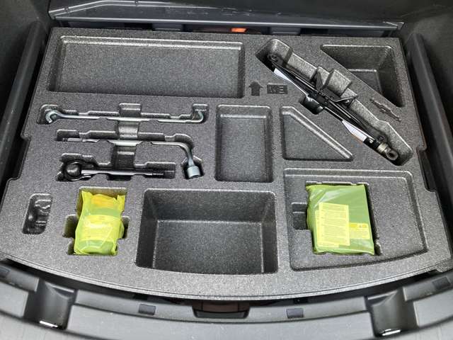 トヨタ カローラ　ツーリング　ハイブリッド １．８ ハイブリッド Ｇ－Ｘ Ｅ－ＦＯＵＲ ４ＷＤ R1年 (東北) 99