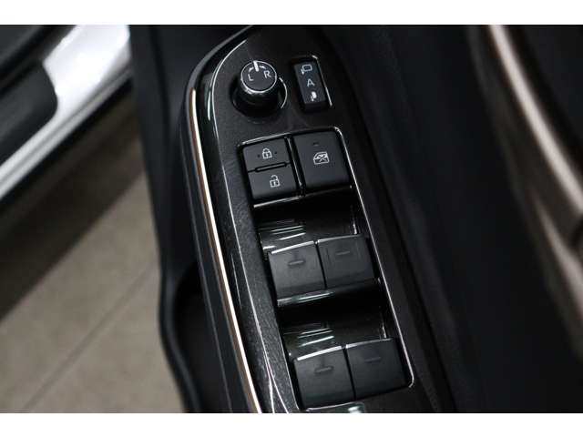 トヨタ クラウン　スポーツ　ハイブリッド ２．５ Ｚ Ｅ－ＦＯＵＲ ４ＷＤ R6年 (東海) 99