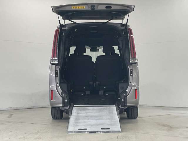 トヨタ エスクァイア ２．０ ＸＩ ウェルキャブ スロープタイプ タイプＩＩ サードシート付 ４ＷＤ R1年 (北海道) 99