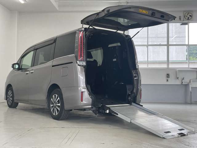 トヨタ エスクァイア ２．０ ＸＩ ウェルキャブ スロープタイプ タイプＩＩ サードシート付 ４ＷＤ R1年 (北海道) 99