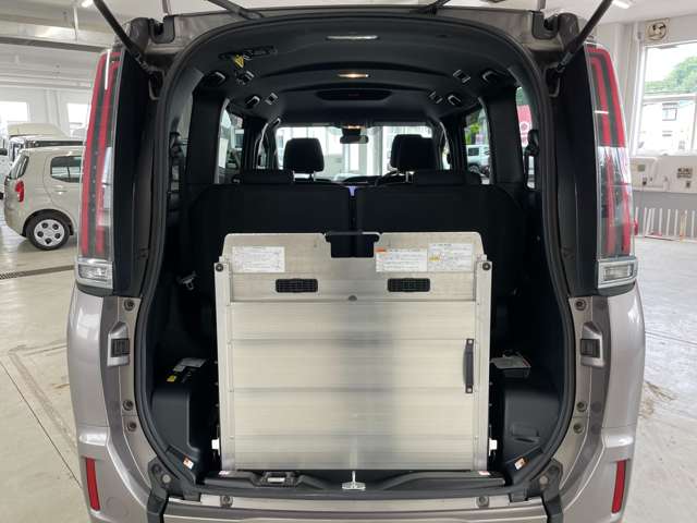 トヨタ エスクァイア ２．０ ＸＩ ウェルキャブ スロープタイプ タイプＩＩ サードシート付 ４ＷＤ R1年 (北海道) 99