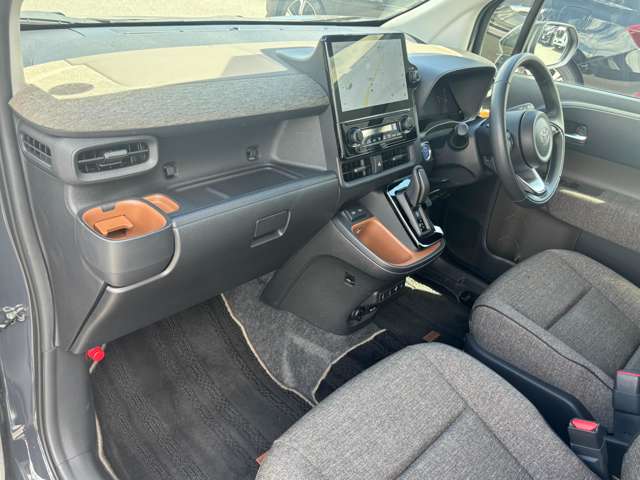 トヨタ シエンタ　ハイブリッド ハイブリッド １．５ Ｚ R4年 (中国) 99