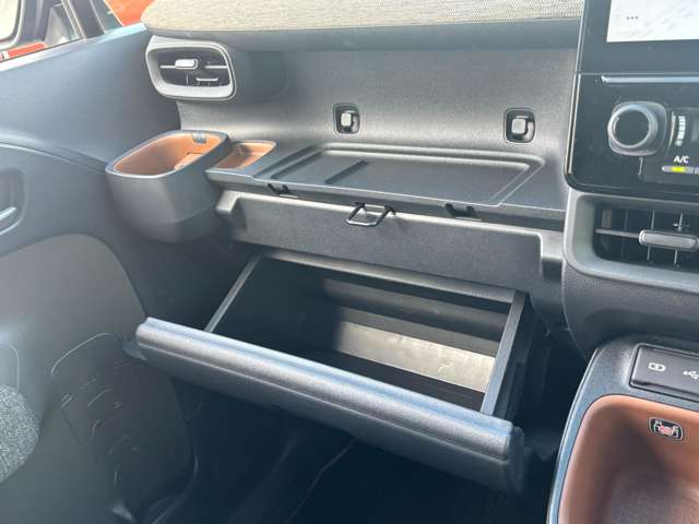 トヨタ シエンタ　ハイブリッド ハイブリッド １．５ Ｚ R4年 (中国) 99