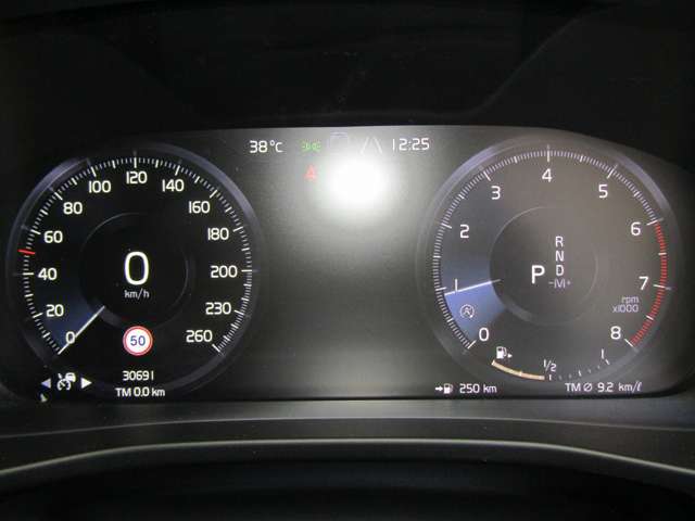 ボルボ ＸＣ４０ Ｔ４ ＡＷＤ Ｒデザイン ４ＷＤ R2年 (関東) 99