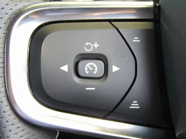 ボルボ ＸＣ４０ Ｔ４ ＡＷＤ Ｒデザイン ４ＷＤ R2年 (関東) 99