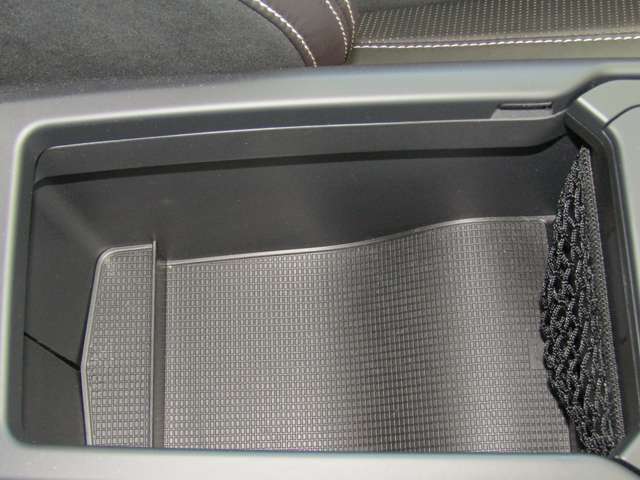 ボルボ ＸＣ４０ Ｔ４ ＡＷＤ Ｒデザイン ４ＷＤ R2年 (関東) 99