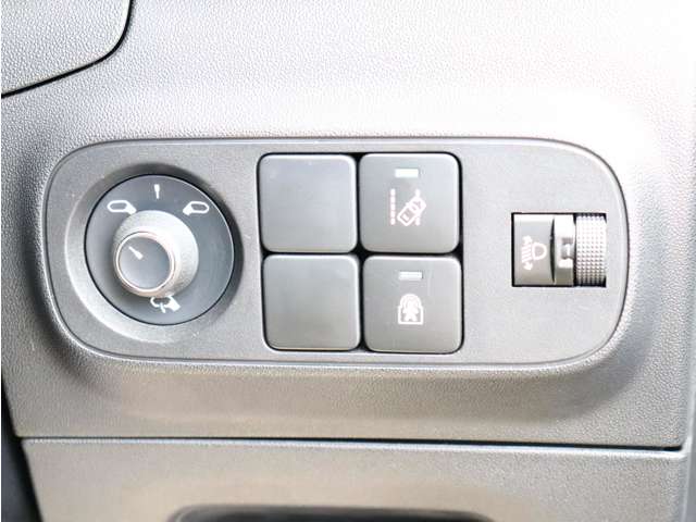 シトロエン Ｃ３ シャイン R1年 (関東) 99