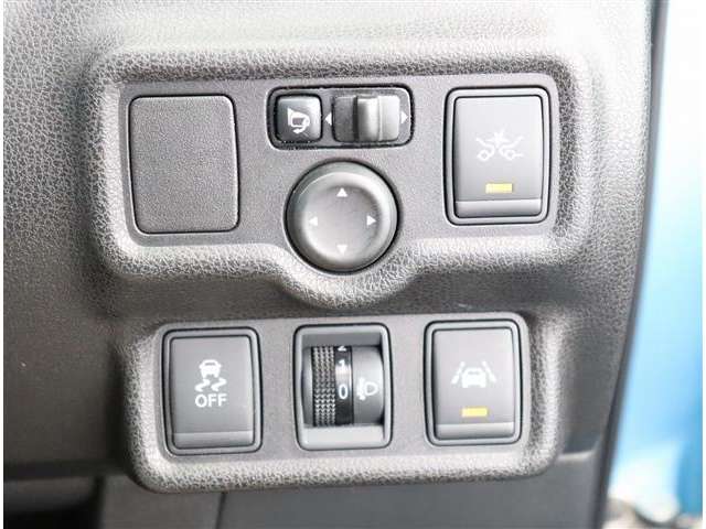 日産 ノート １．２ Ｘ ＦＯＵＲ ４ＷＤ H27年 (関東) 99