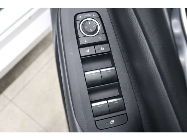 トヨタ プリウス ２．０ Ｚ R5年 (東海) 99