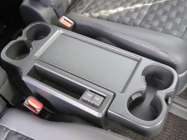 トヨタ ヴォクシー １．８ ハイブリッド Ｓ－Ｚ R6年 (関東) 99