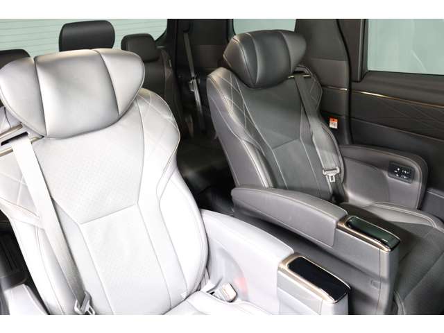 トヨタ ヴェルファイア　ハイブリッド ハイブリッド ２．５ Ｚプレミア Ｅ－ＦＯＵＲ ４ＷＤ R5年 (東海) 99