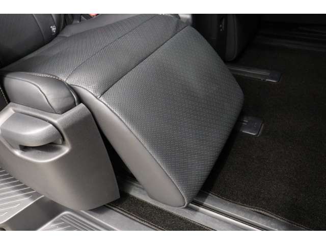 トヨタ ヴェルファイア　ハイブリッド ハイブリッド ２．５ Ｚプレミア Ｅ－ＦＯＵＲ ４ＷＤ R5年 (東海) 99