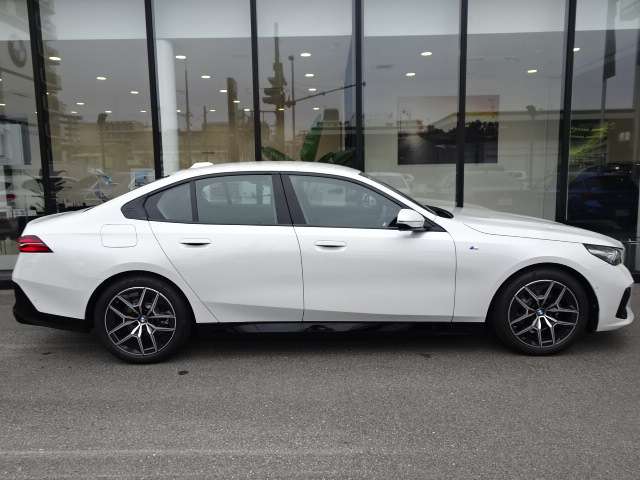 ＢＭＷ ５シリーズ ５２３Ｄ Ｘドライブ Ｍスポーツ ディーゼルターボ ４ＷＤ R6年 (近畿) 99