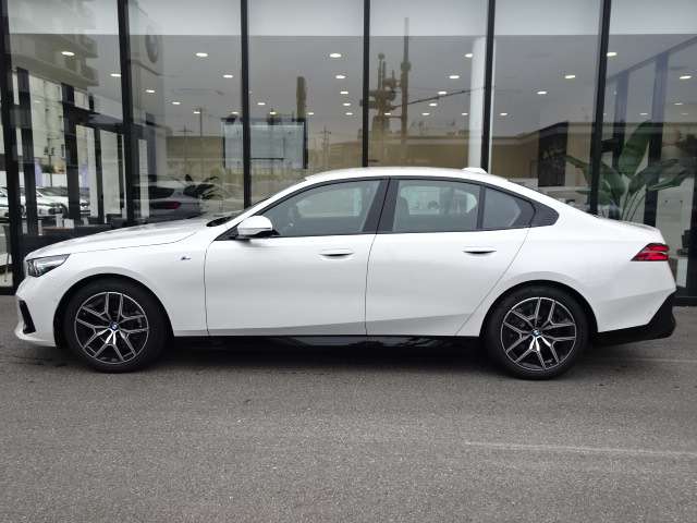 ＢＭＷ ５シリーズ ５２３Ｄ Ｘドライブ Ｍスポーツ ディーゼルターボ ４ＷＤ R6年 (近畿) 99